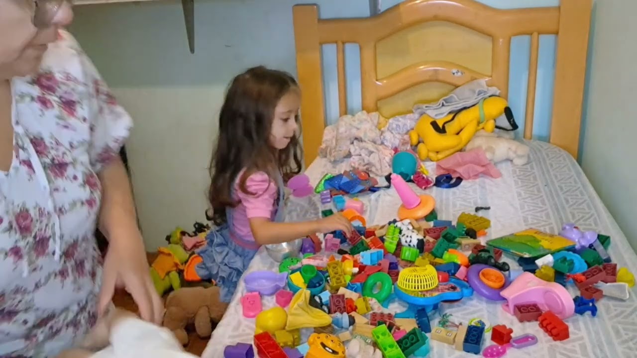 arrumando separando brinquedos e roupas pra doação