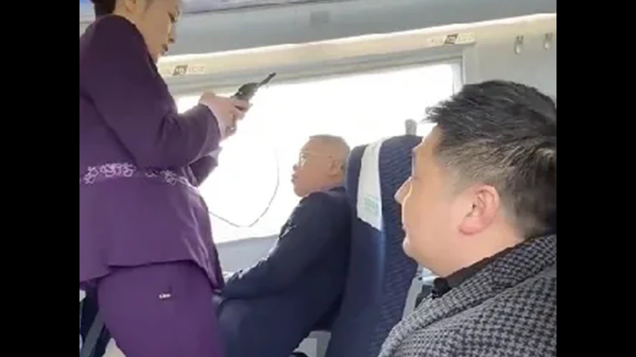 아내가 있는데도 여승무원이 자신의 곁을 지나간 뒤에도 계속 쳐다본 남성