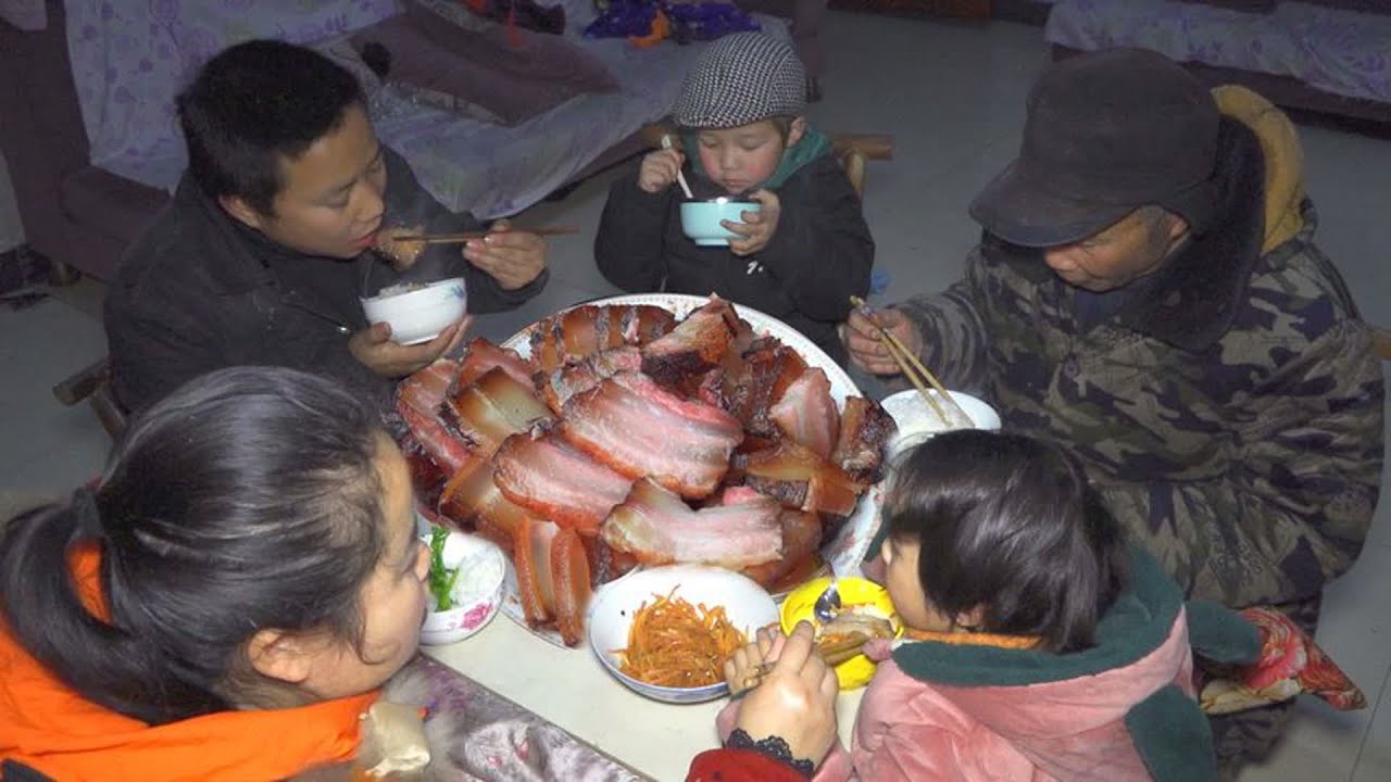 这才是腊肉最肥而不腻的做法，蘸上辣椒后吃才过瘾，看饿了