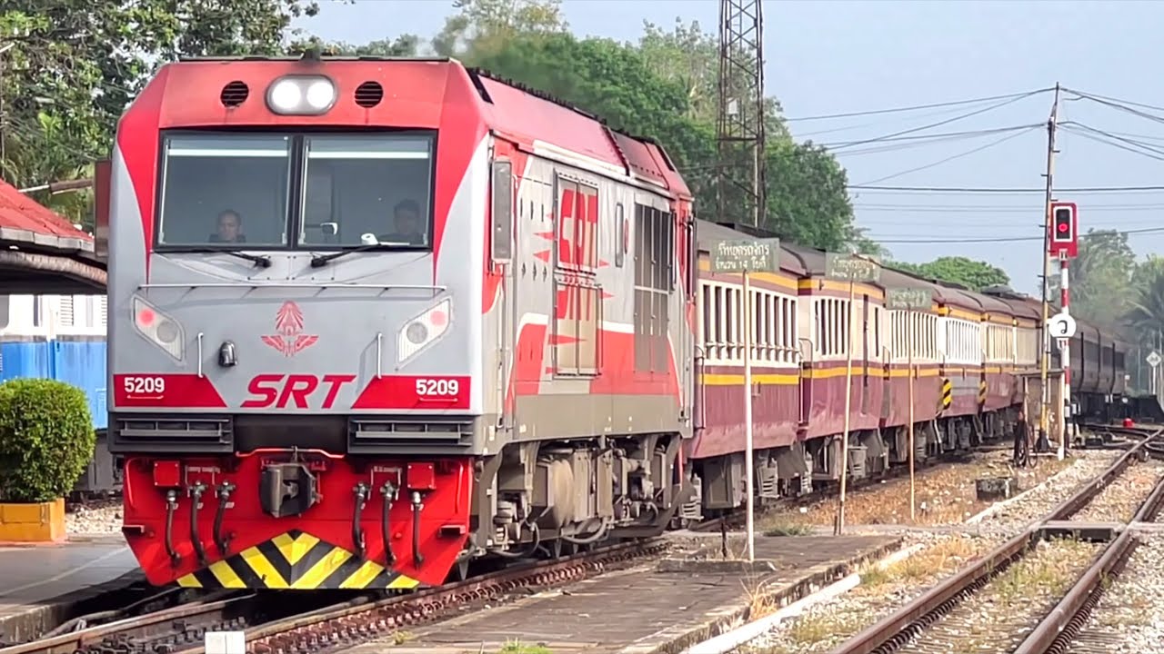 SRT. รถไฟไทยสายใต้ที่สถานีชุมทางทุ่งสง ในวันที่ขบวนด่วน 85 พ่วง บนอ.ป.1015 สีขาวจั๊วะ และขบวนอื่น ๆ