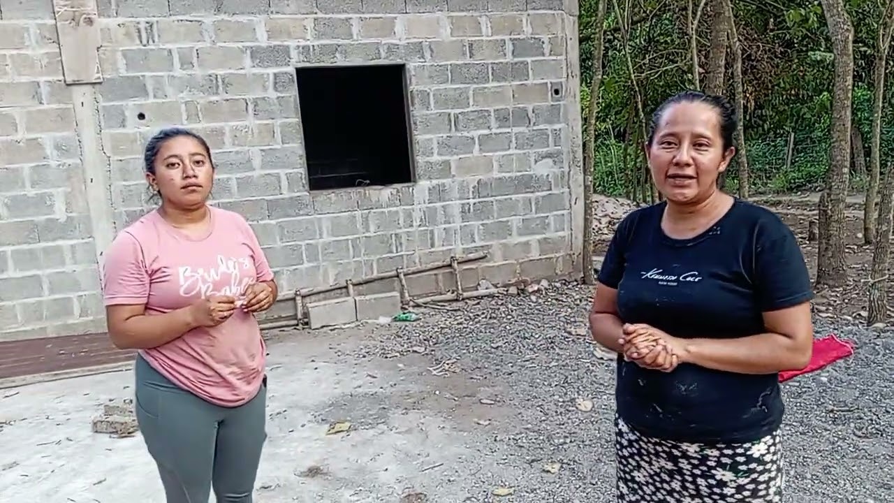 Entregando una bendición a Dorcas de parte de los hermanos de Puerto rico