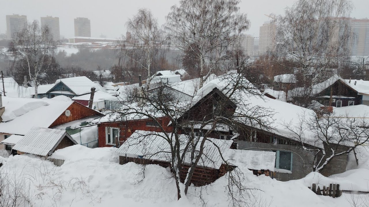Снежная зима, чищу крышу дома. 