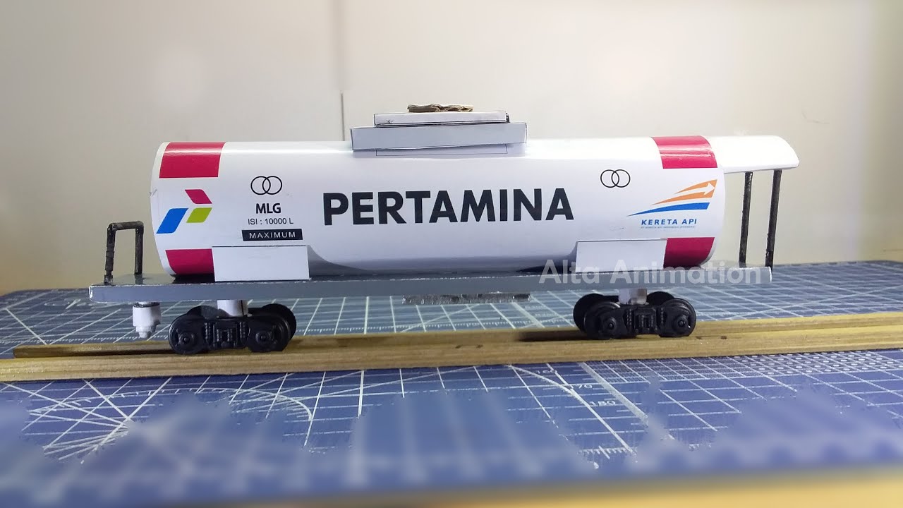 Papercraft Gerbong Minyak Pertamina di tarik Loko Railking