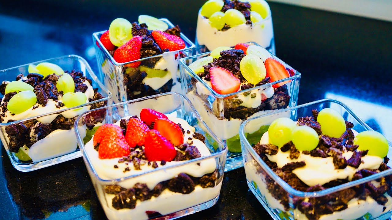 die Kinder lieben es / Schichtdessert mit Oreo, Weintrauben und Erdbeeren / Dessert