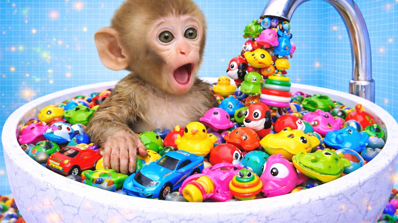 Monkey Baby takes a fun bath while magical toys pour from the faucet!! | Mono Magic TV