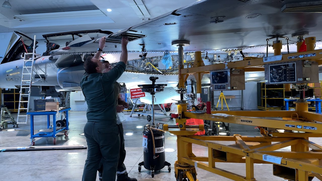 Rencontre avec les mécaniciens rafale de la BA 113