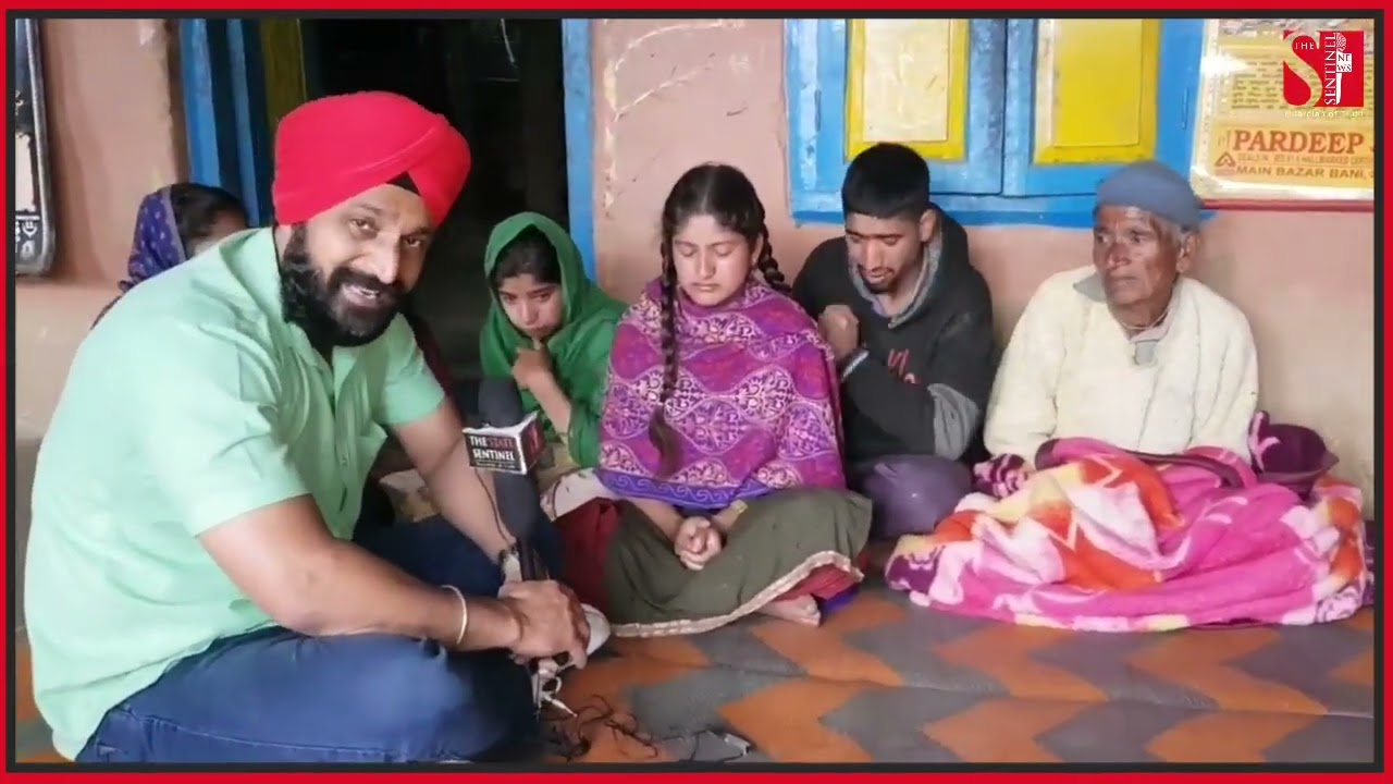 बिन माँ बाप के बच्चों ने पिता की मौत के बाद पहली बार दाल से खाना खाया हैं!