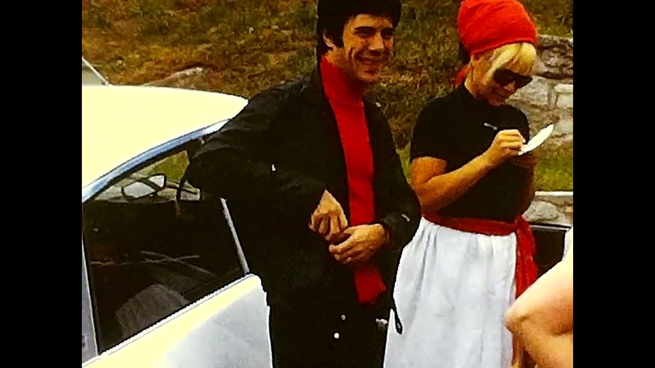 Vacances dans les Pyrénées - Guy Bedos et Sophie Daumier en tournée signent quelques autographes