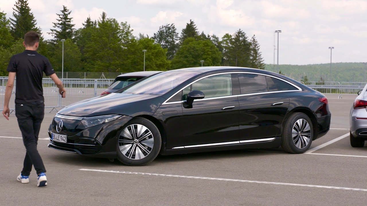 Mercedes EQS 2022 - сумасшедшая демонстрация СИСТЕМ ПАРКОВКИ и БЕЗОПАСНОСТИ