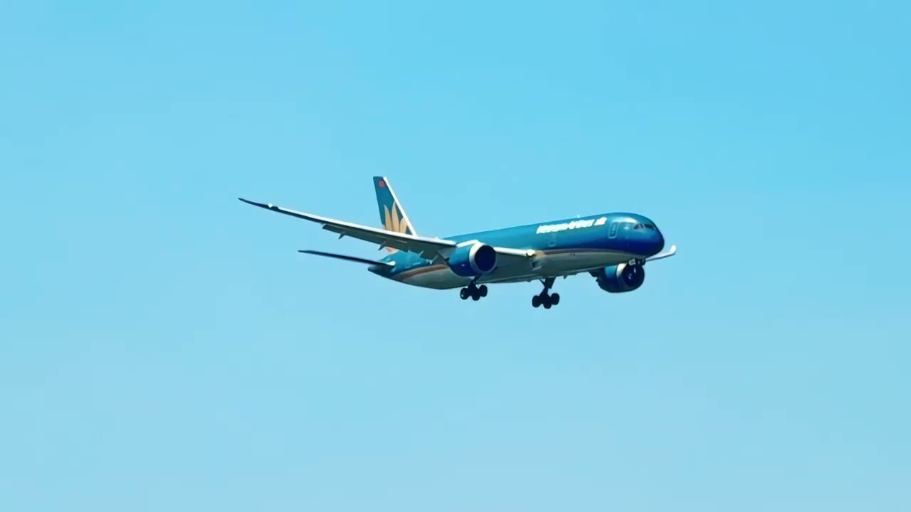Khoảnh khắc cực đẹp: Boeing 787-9 Dreamliner hạ cánh Tân Sơn Nhất ✈️ 