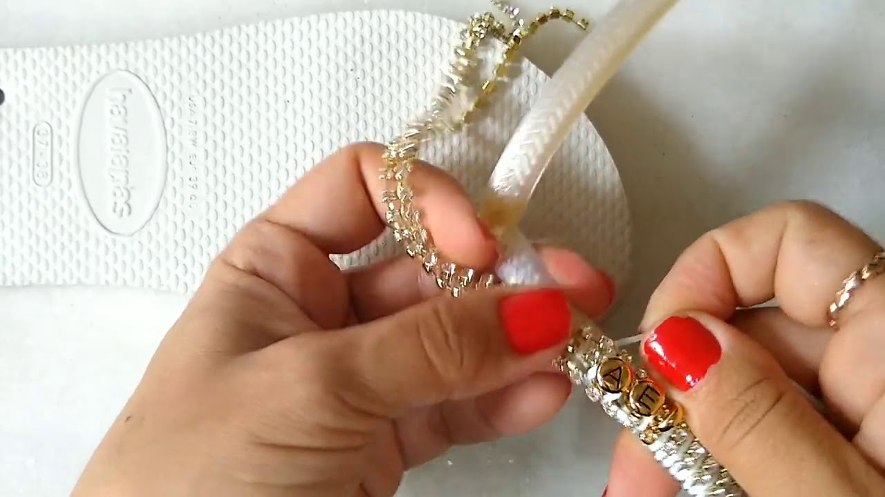 Como colocar as letras na tira do chinelo direto no strass #dicas#flipflops#perola