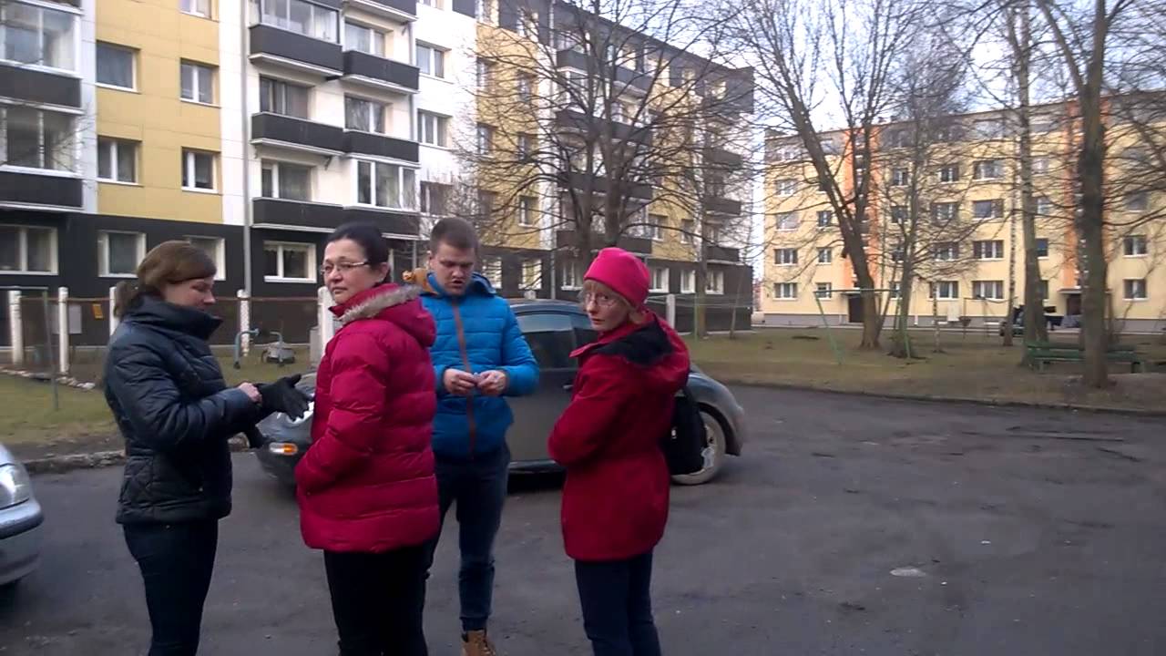 Joniškyje išankstinių rinkimų dalyviai būriais suneša balsavimo įrodymus