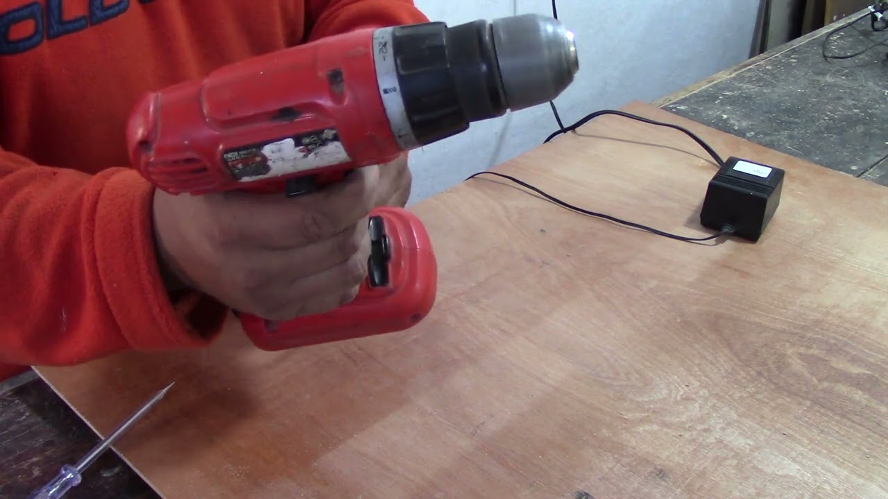 Taladro inalámbrico que ya no le sirve la batería conectado a la electricidad