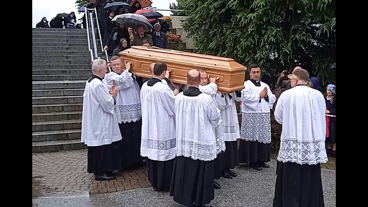 Overbrenging van Mgr Tissier de Mallerais : na Absoute van kerk naar laatste rustplaats.
