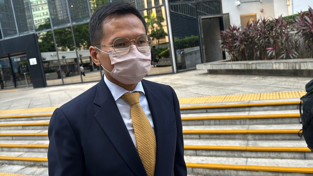 區域法院外 LIVE | 涉殘廁迫女下屬口交及襲擊等五罪　警司陸振中 3 項非禮罪脫　危駕及襲擊罪成　被判 240 小時社會服務令及停牌半年　毋須監禁 | 灣仔 | Channel WE HK