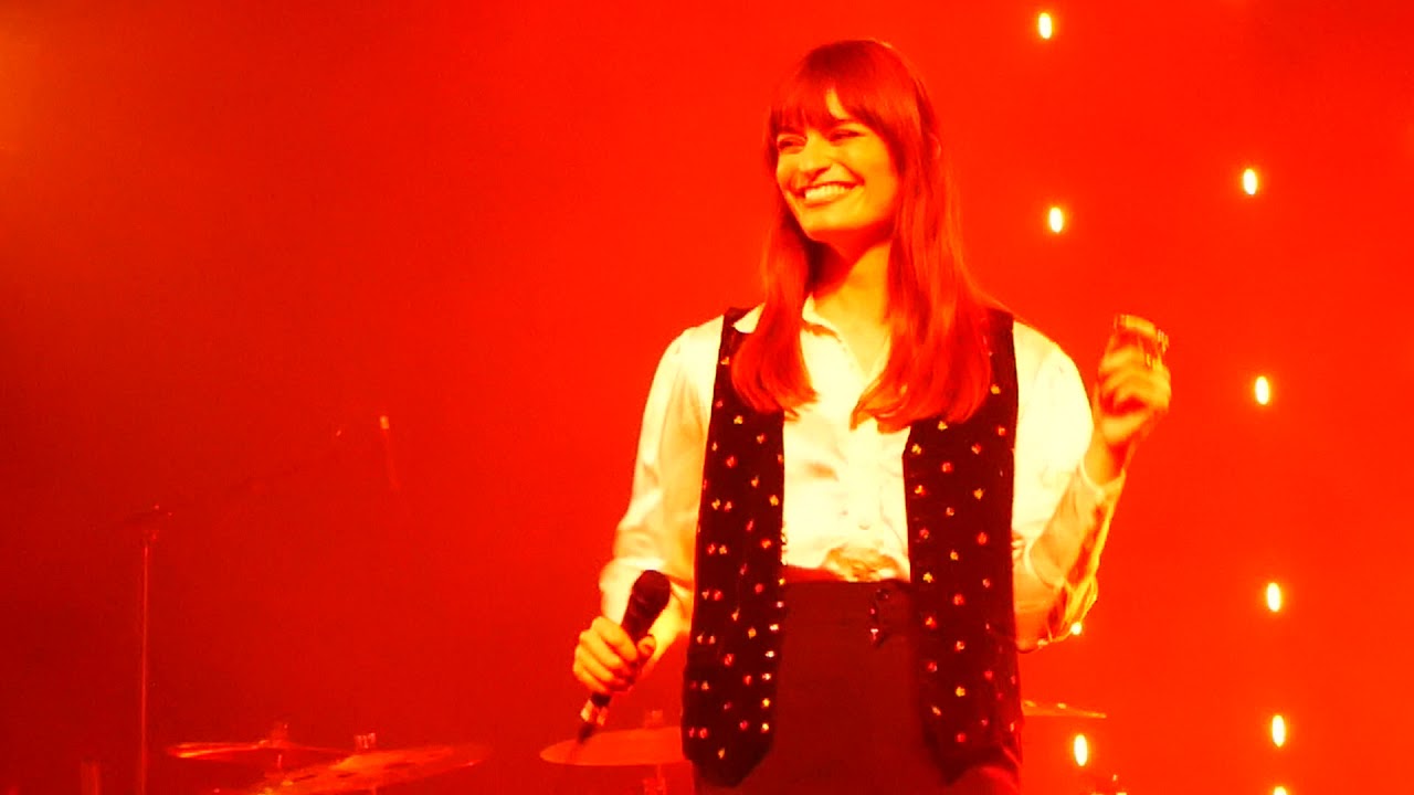 Clara LUCIANI - Tout le monde (sauf toi) + Le chanteur (live Trianon RTL2)