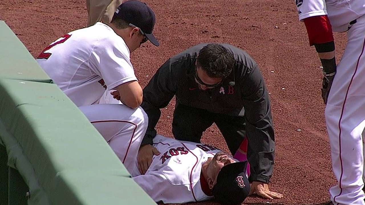 TOR@BOS: Victorino crashes into right-field wall