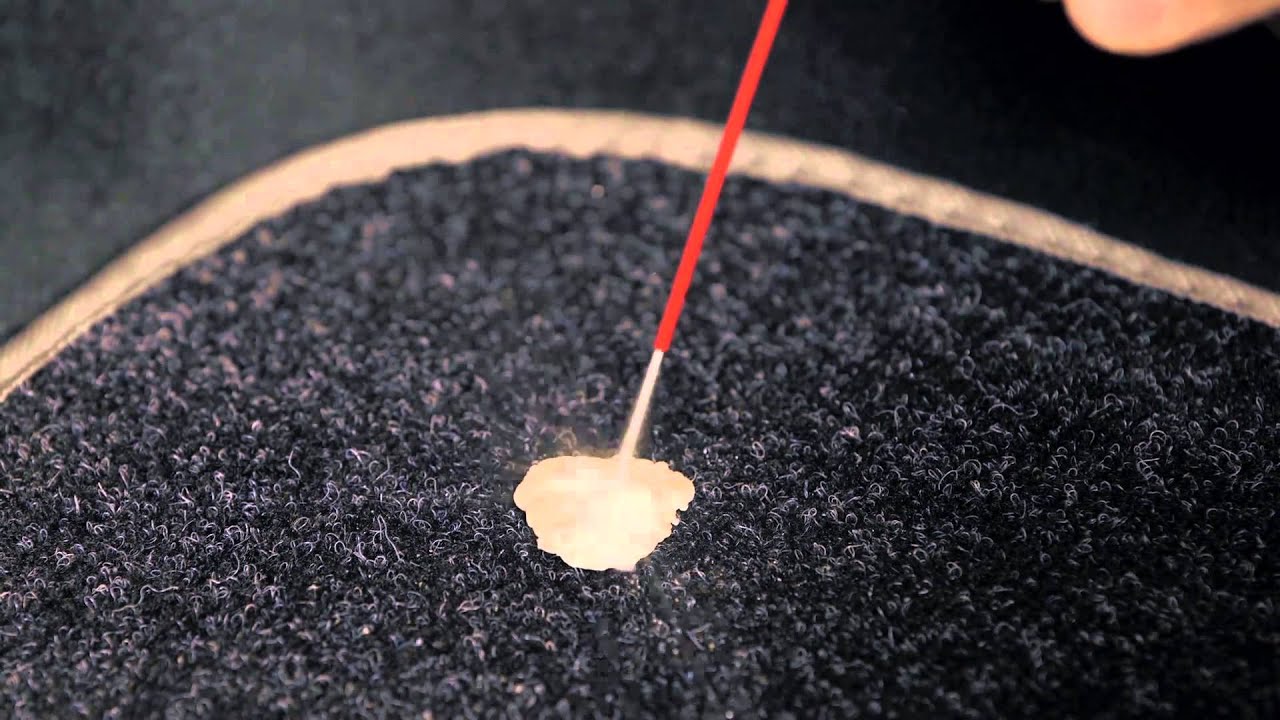 Elimina restos de chicle del vehículo con spray lubricante.