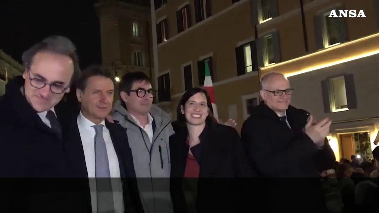 Il CENTROSINISTRA festeggia unito in piazza a Roma dopo il voto AL REFERENDUM: 