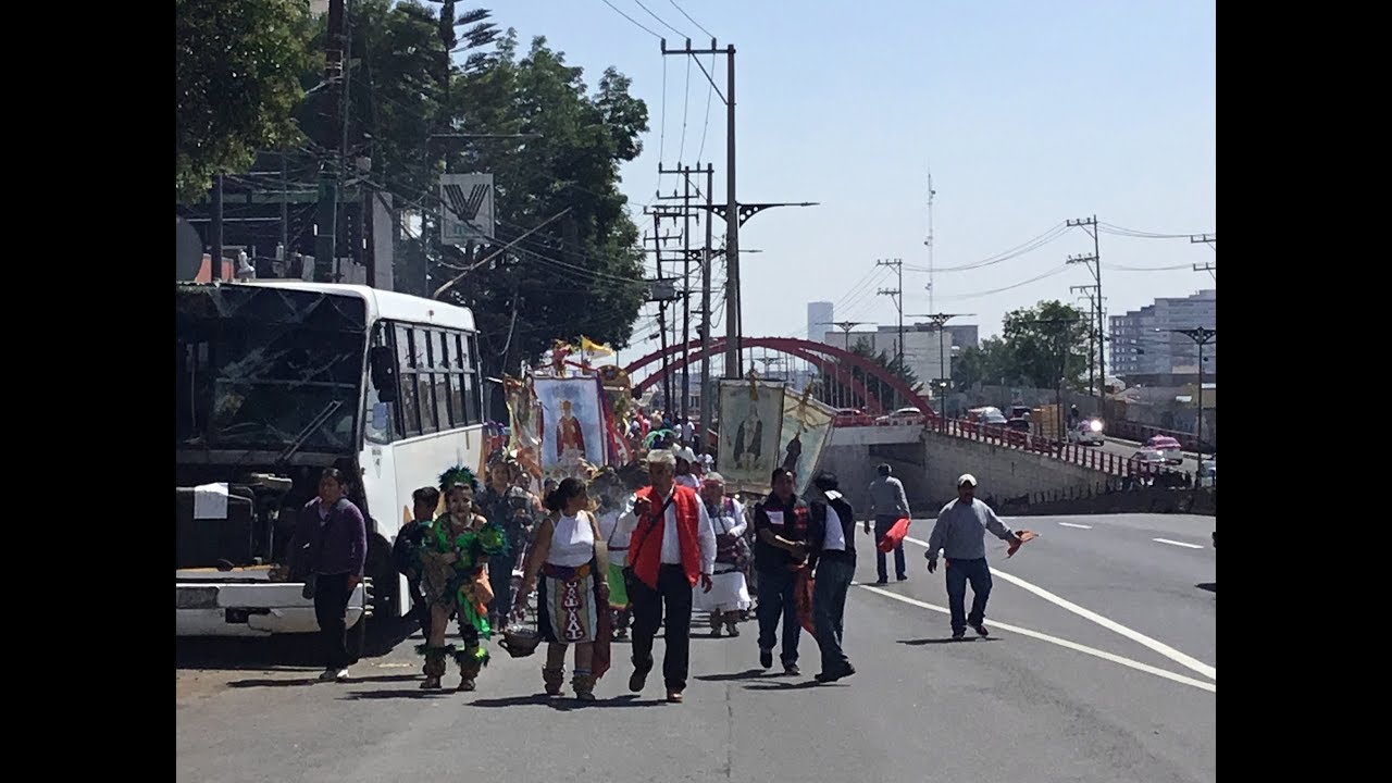 Procesión de imágenes con estandartes hacia la Parroquia San Pedro Apóstol Cuajimalpa - 1 julio 2018