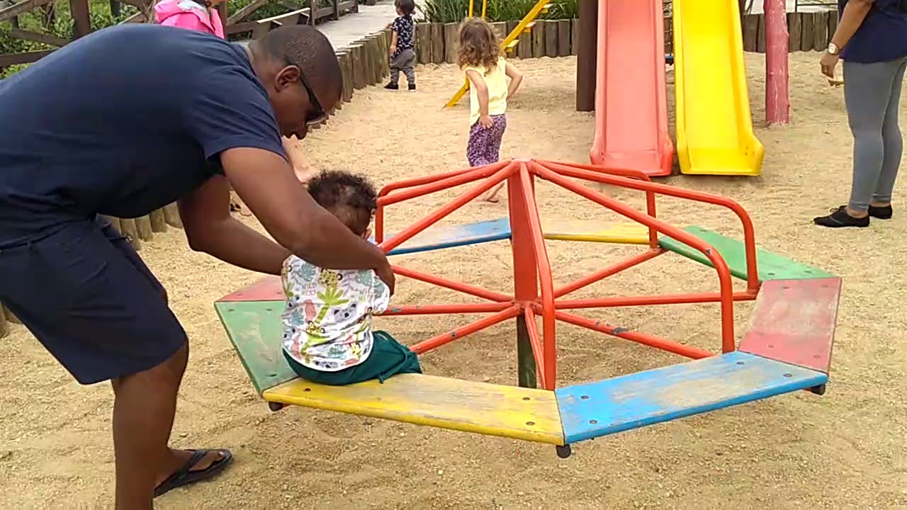 Meu maninho brincando no parquinho