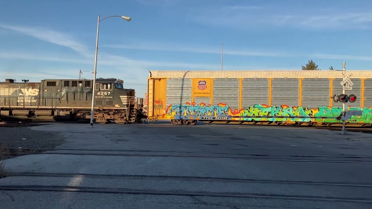 (K5LA+K5LLA?) NS 4760 Manifest Freight Train w/ Garbage Can Cars W., Main St RR Crossing, Fremont NE