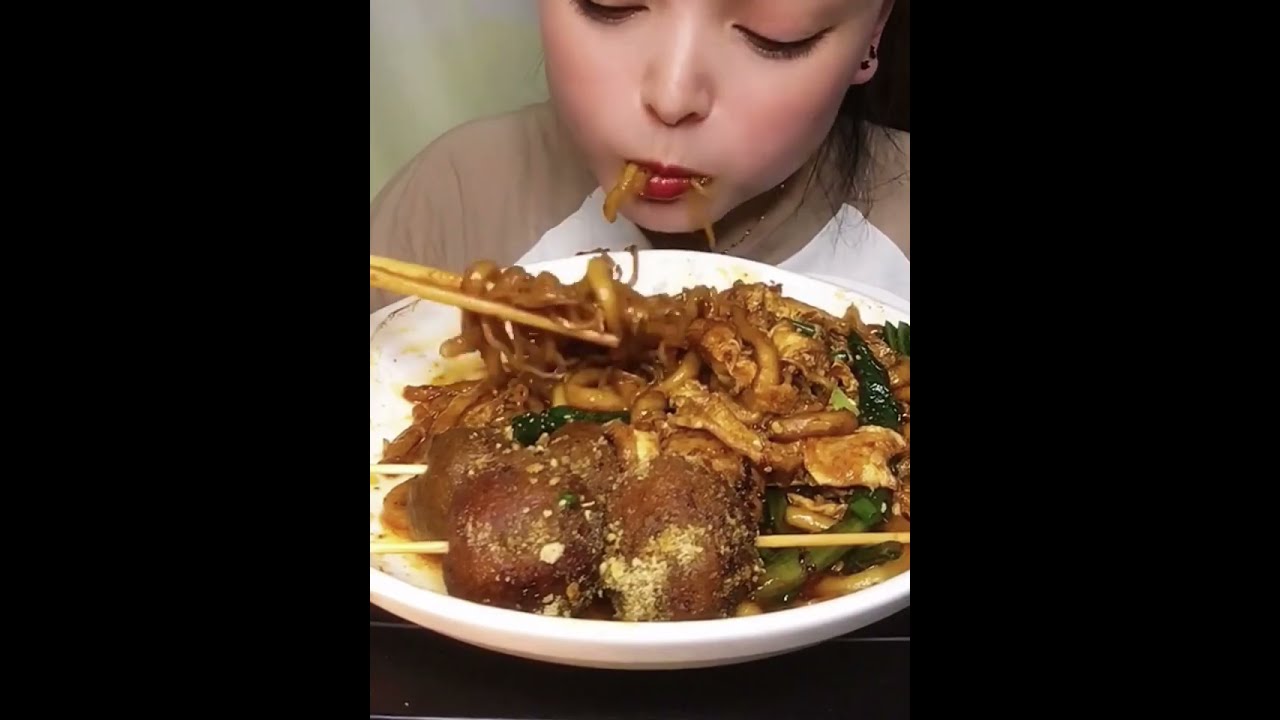 Eating spicy noodle meatballs​ skewers, It's so fragrant