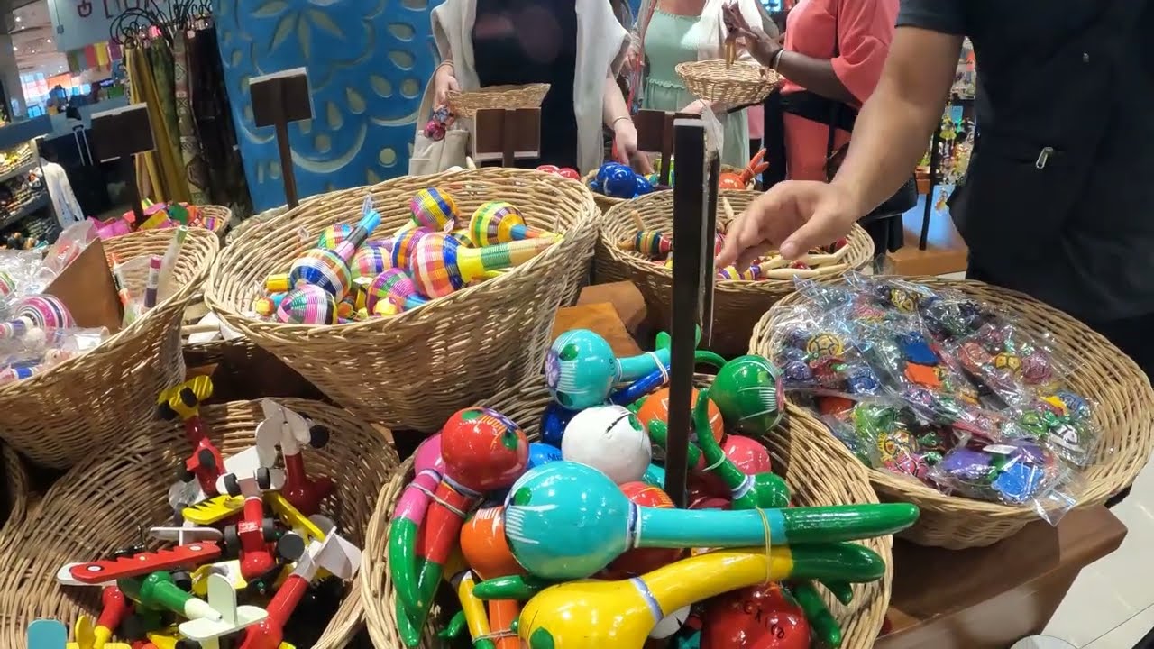 4K CANCUN MEXICO INTERNATIONAL AIRPORT WALKING TOUR. Shopping for Souvenirs