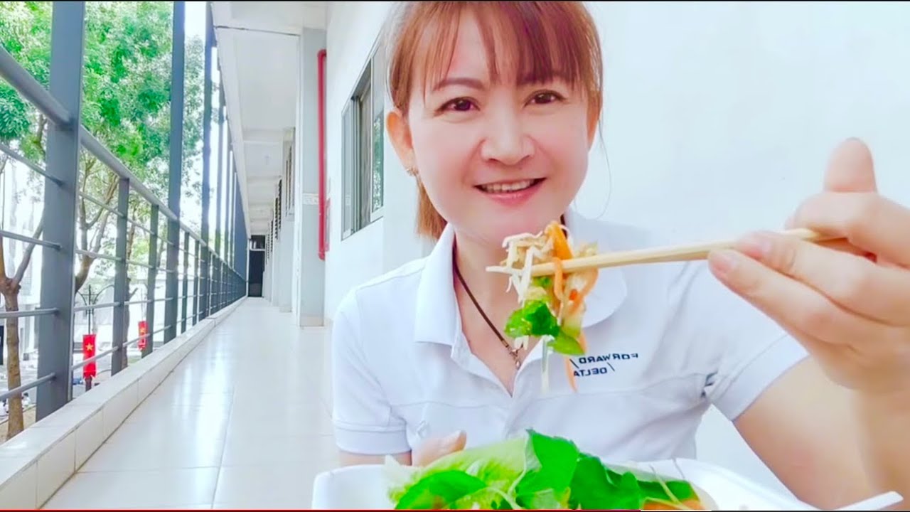 Cô hai ăn gỏi bò bóp thấu cùng đồng nghiệp