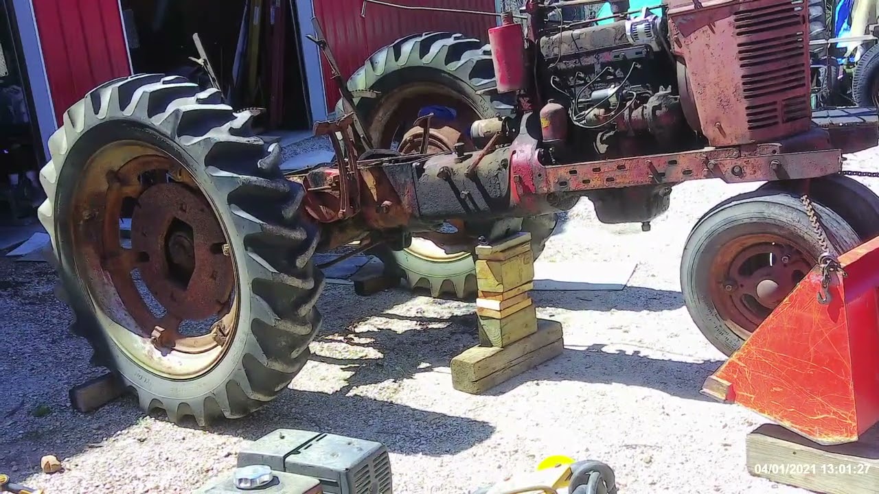 Снятие крышки трансмиссии Farmall H и мойка внутренних деталей под давлением