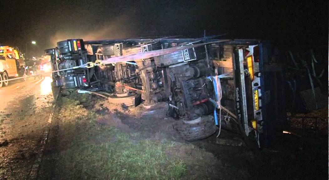 Vrachtwagen met betonplaten gekantelt in De Steeg