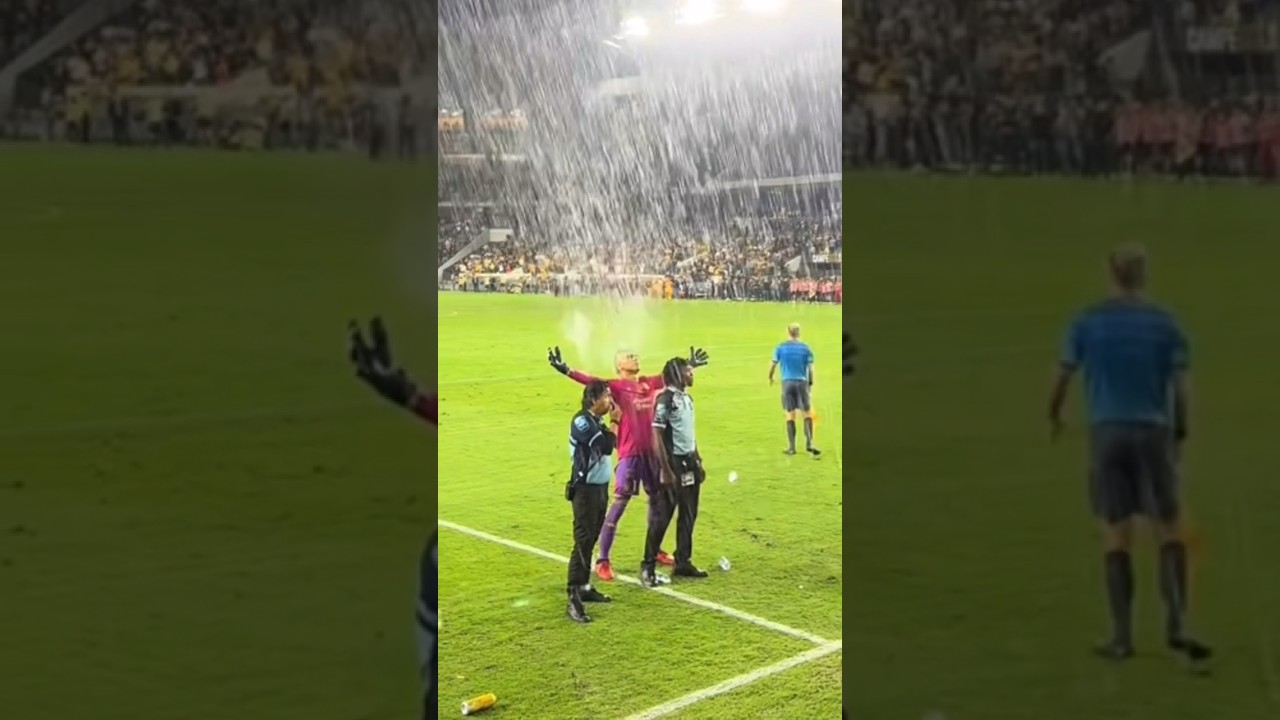 NAHUEL GUZM&Aacute;N es ba&ntilde;ado por aficionados de LAFC en CAMPEONES CUP