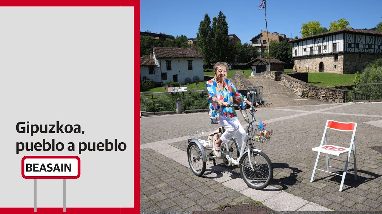Por Beasain pasea en su bici Lore Aldaregia, siempre le ha gustado siempre cantar. #gipuzkoa #besain