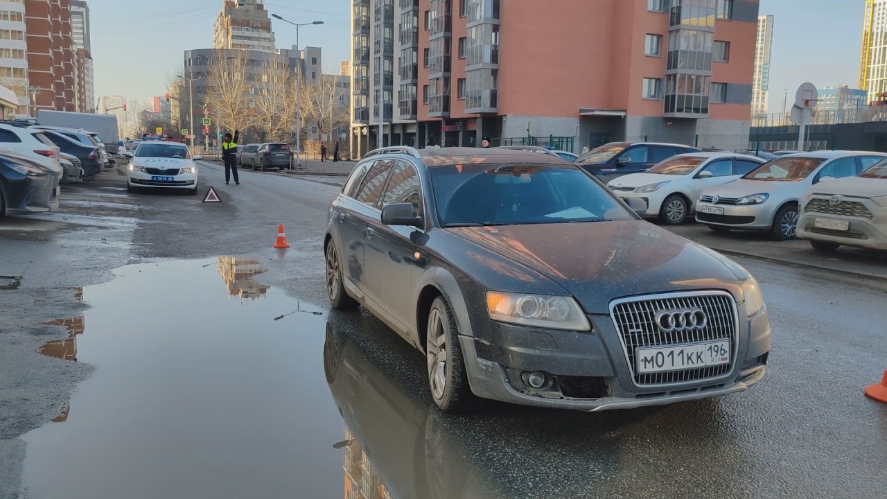 Мама вернулась домой за вещью, оставив сына во дворе...