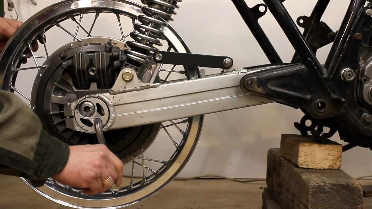 KZ650 cafe-racer project: Honda CBX550 rear wheel in Kawasaki Zephyr 550 swignarm.