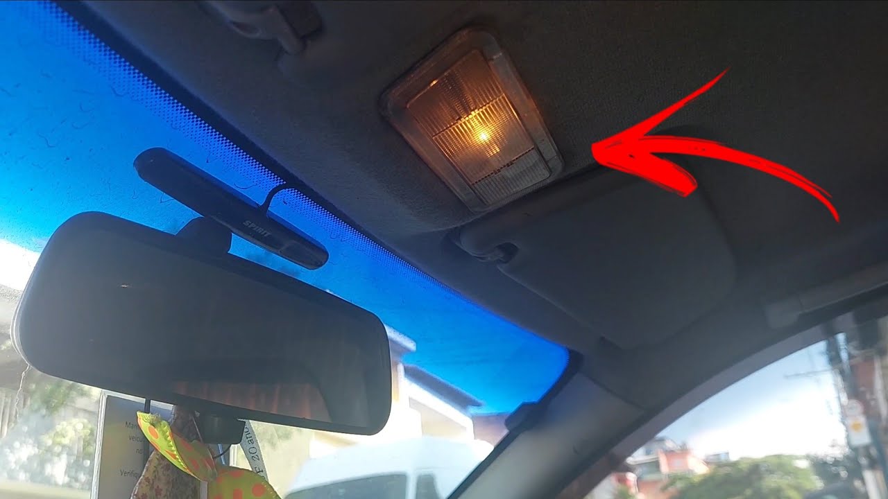 Luz de cortesia do teto não  acende e não é fuzivel queimado !!!