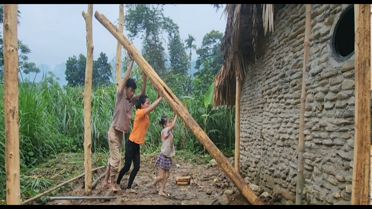 With the solidarity of family members, Ly's family erected the first wooden pillars for the house.