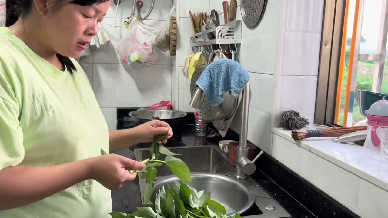 汪大和殷二哥去栽白菜，回家后殷二又说起生孩子的事，哎 #种菜 #二婚