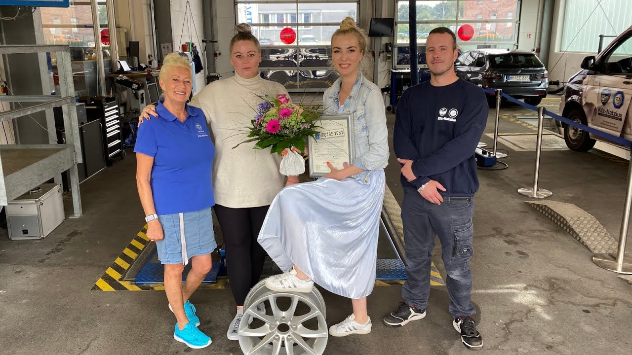 Der TÜV untersucht Andrea zum 40. Geburtstag