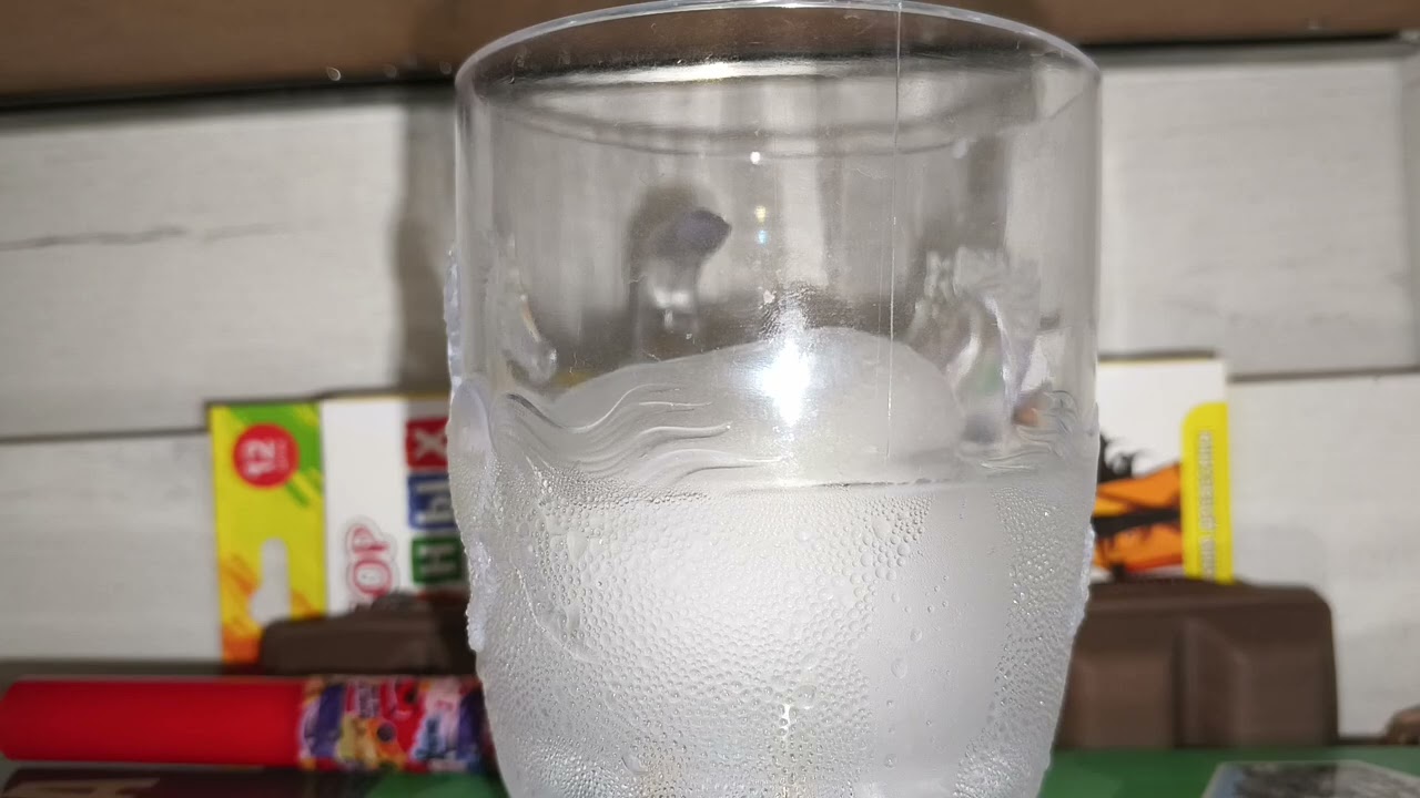 Лёд тает в стакане