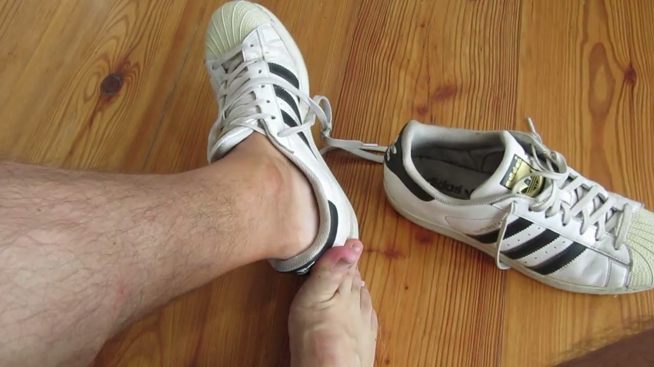 barfu&szlig; getragene Adidas Superstar (sockless) cheese feet after 12 h.