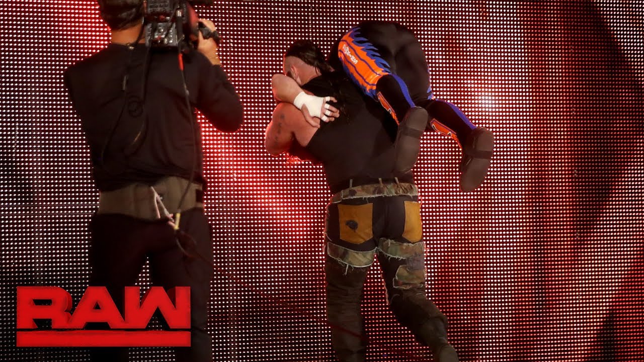 Браун Строуман жестоко избивает Курта Хокинса: Raw, 25 сентября 2017 г.
