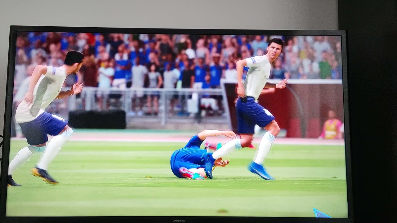 Mă joc FIFA cu Raoul Finala Champios league! Raoul joacă cu Manchester city și eu Chelsea!