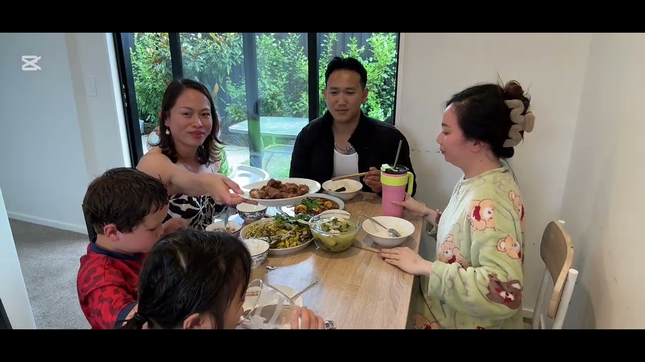 Trứng vịt lộn nấu canh bầu và hột vịt lộn xào me . Lòng xào dưa cho buổi tối 