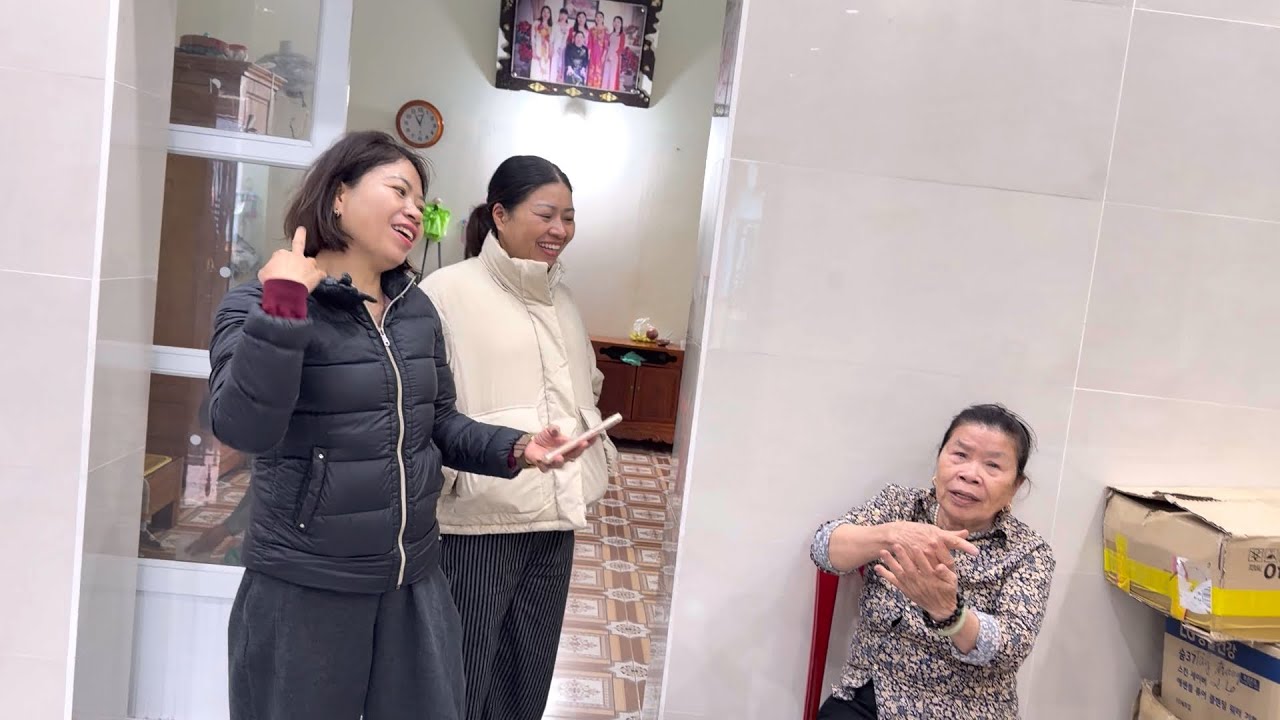 Mấy chị em lại dc quây quần bên Mẹ 😍