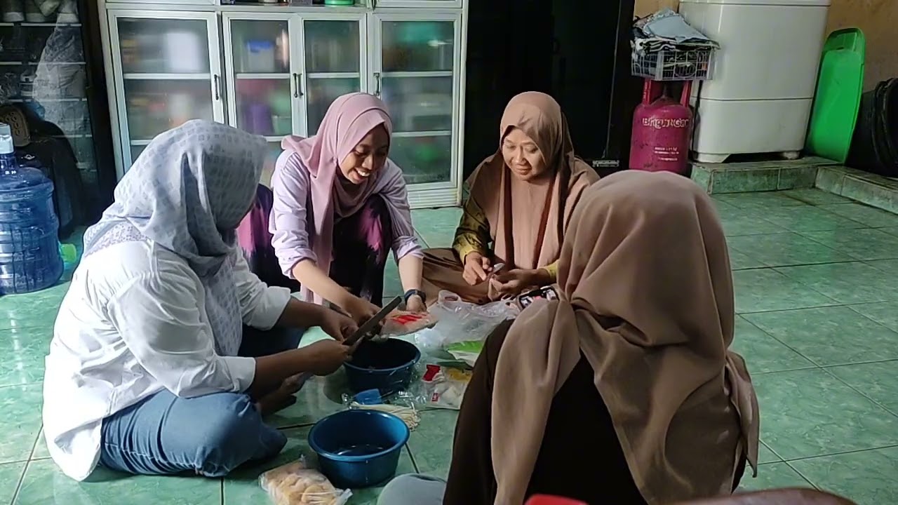 Masak-masakan dirumah guru cantik nya anak2 bersama ibu2 gemoy