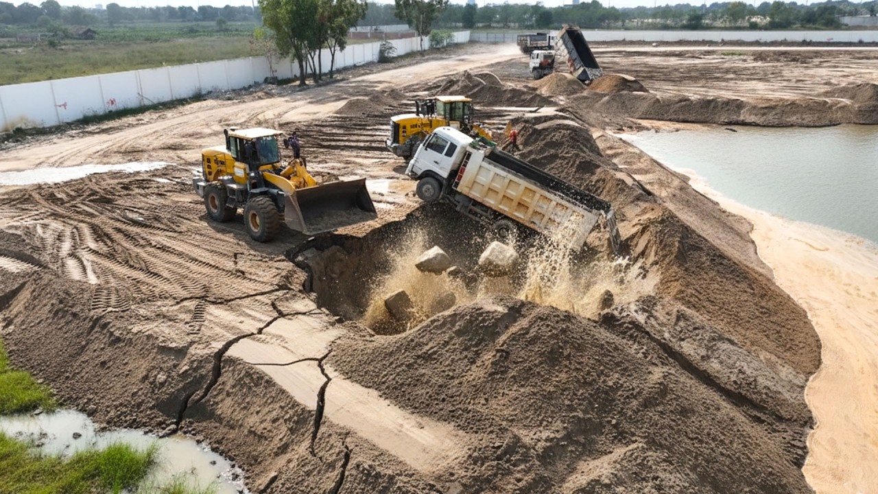 Delete Pond Pushing Soil Sand Filling Up Wheel Loader, SHACMAN Truck 25.5Ton