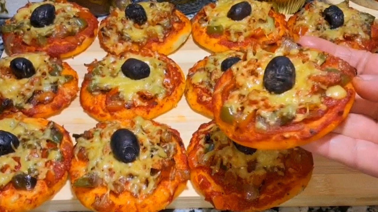 ميني بيتزا بعجينة اخف من القطن 👌👌مع حشوة بالطون جدآ لذيذة 😋😋