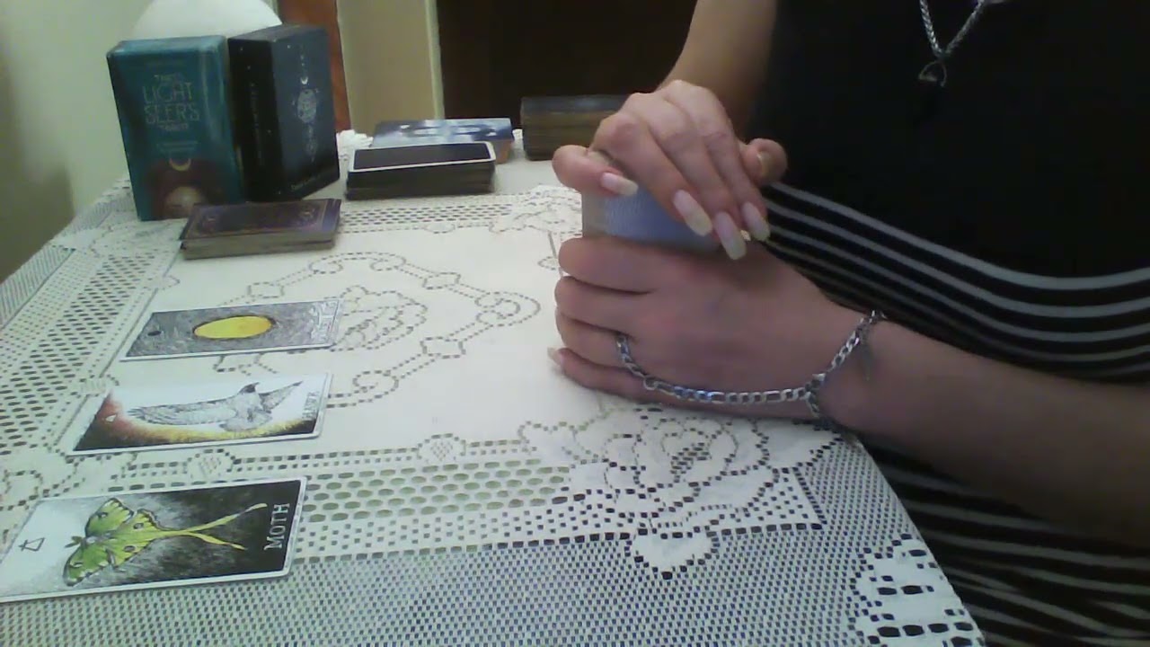 Вы имеете дело с двумя людьми: один вас любит, а другой испытывает к вам навязчивую привязанность.