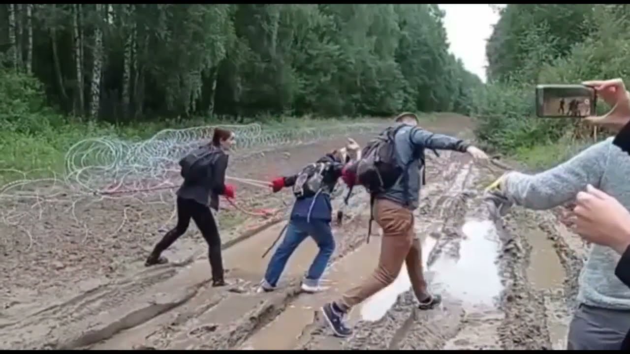Obywatele RP i Bartosz Kramek (Otwarty Dialog) niszczą zasieki na granicy polsko-białoruskiej